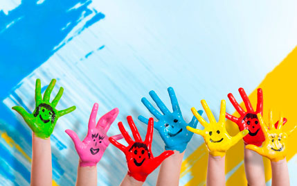χρωματιστά χέρια παιδιών